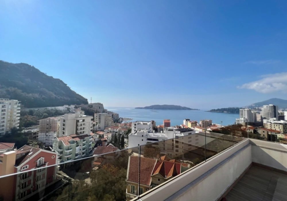 Apartments for sale 3 rooms, 150 m². Rafailovici. 