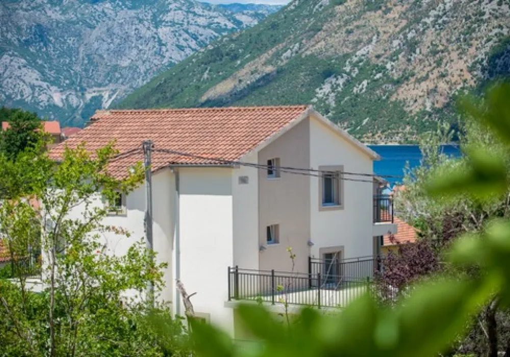 Kuća na prodaju 6 соба, 240 m². Kotor. 