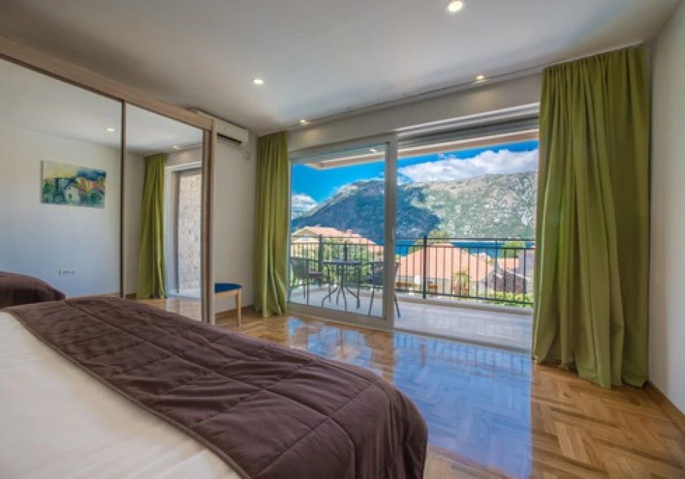 Kuća na prodaju 6 соба, 240 m². Kotor. 