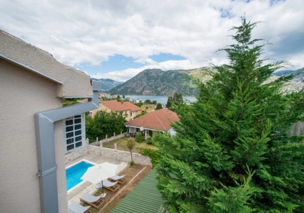 Kuća na prodaju 6 соба, 240 m². Kotor. 