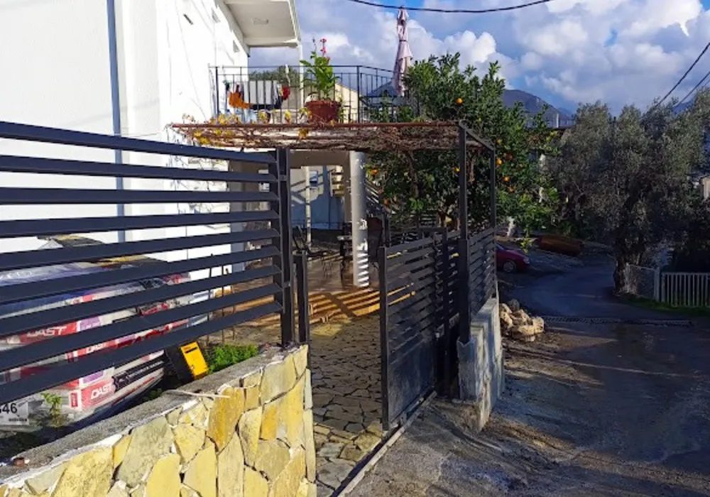 House for sale 4 rooms, 270 m². Bar. 