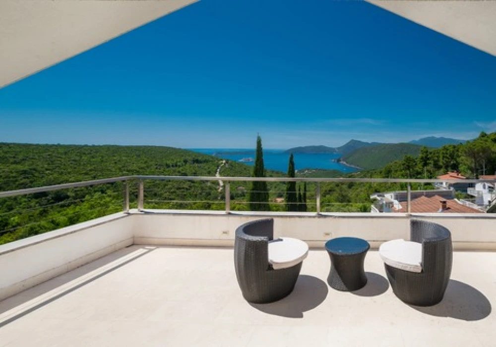 House for sale 4 rooms, 240 m². Herceg Novi. 