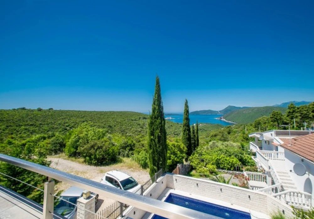 House for sale 4 rooms, 240 m². Herceg Novi. 