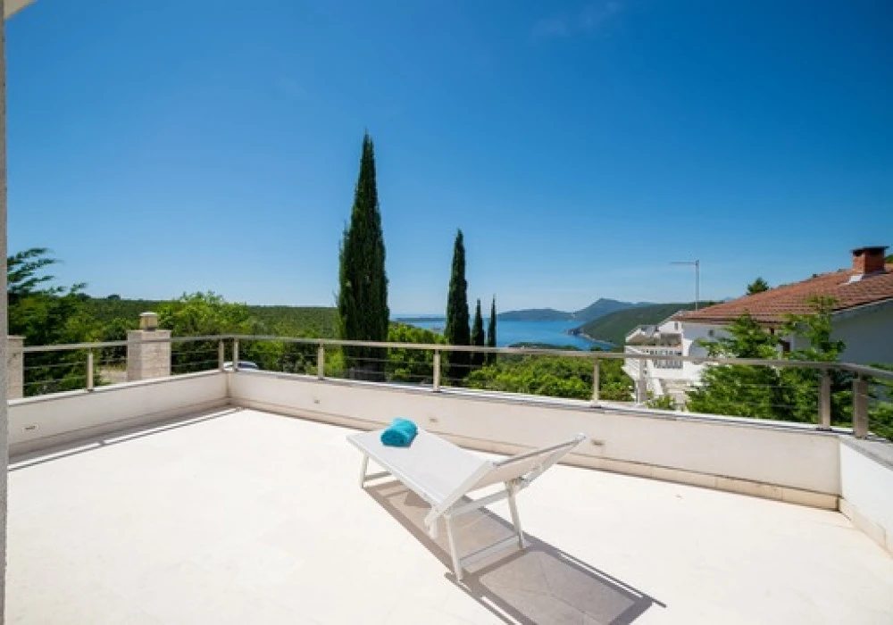 House for sale 4 rooms, 240 m². Herceg Novi. 