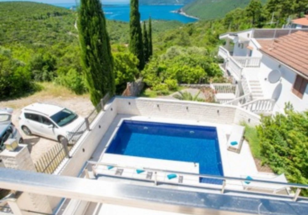 House for sale 4 rooms, 240 m². Herceg Novi. 