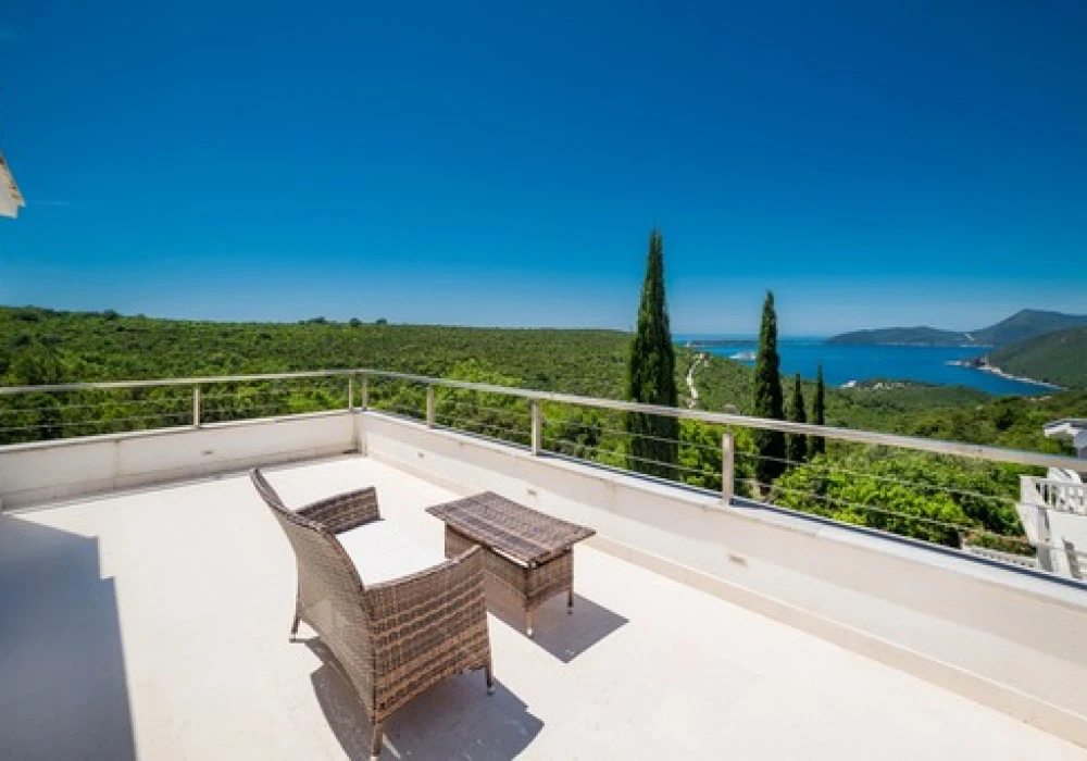 House for sale 4 rooms, 240 m². Herceg Novi. 