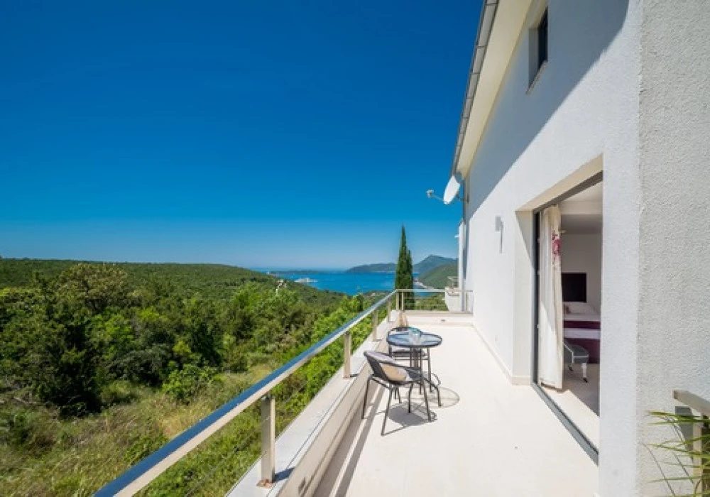 House for sale 4 rooms, 240 m². Herceg Novi. 