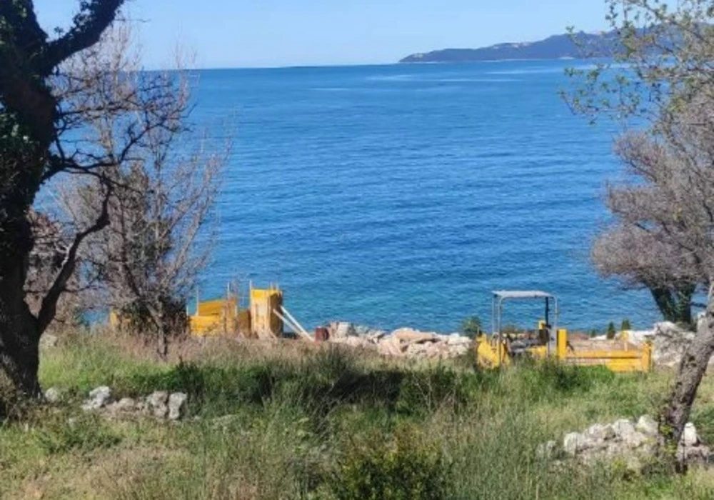 Land for sale for residential construction. Rezevici. 