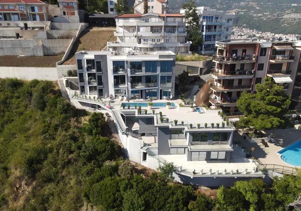 Kuća na prodaju 6 соба, 332 m². Budva. 