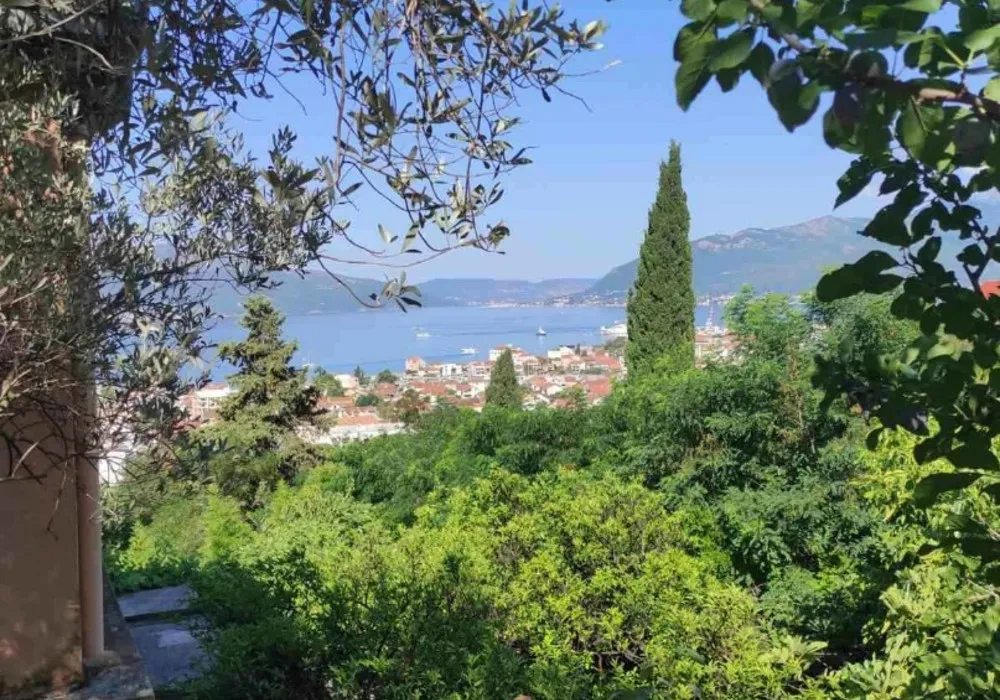 Land for sale for residential construction. Tivat. 