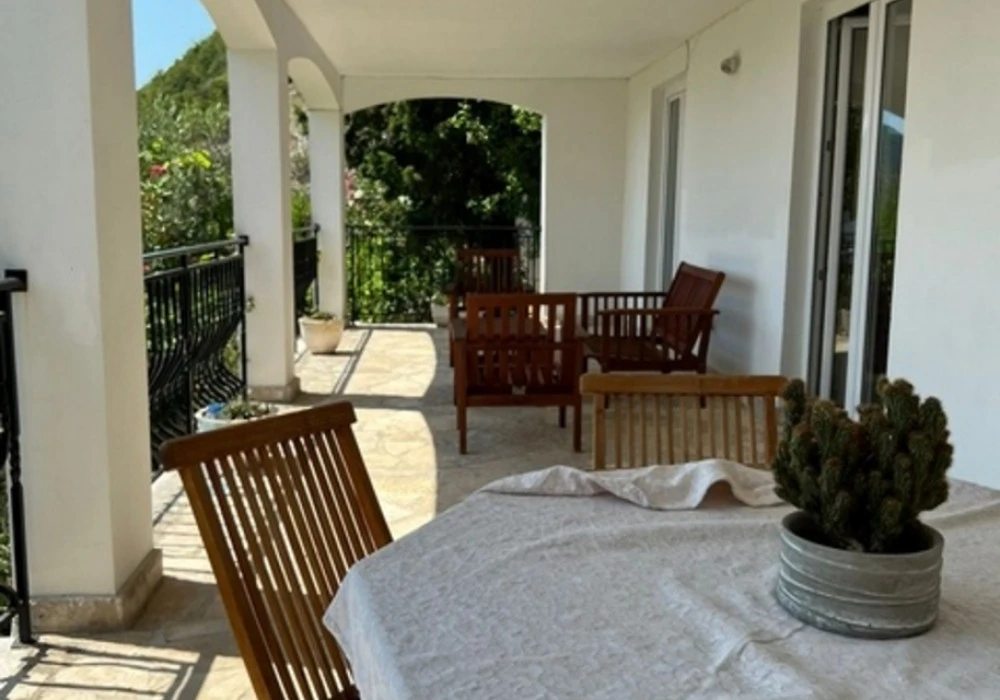 House for sale 4 rooms, 429 m². Becici. 