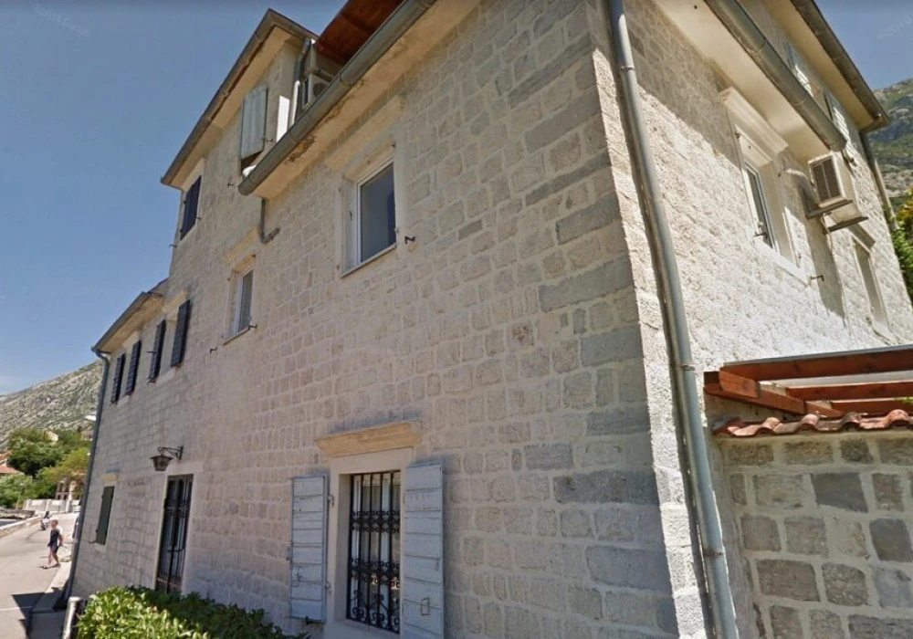 House for sale 3 rooms, 400 m². Dobrota. 