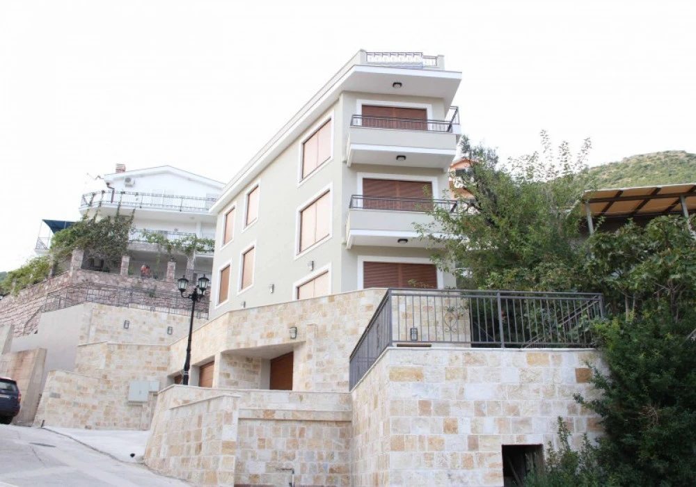 Apartments for sale 2 rooms, 76 m². Petrovac. 