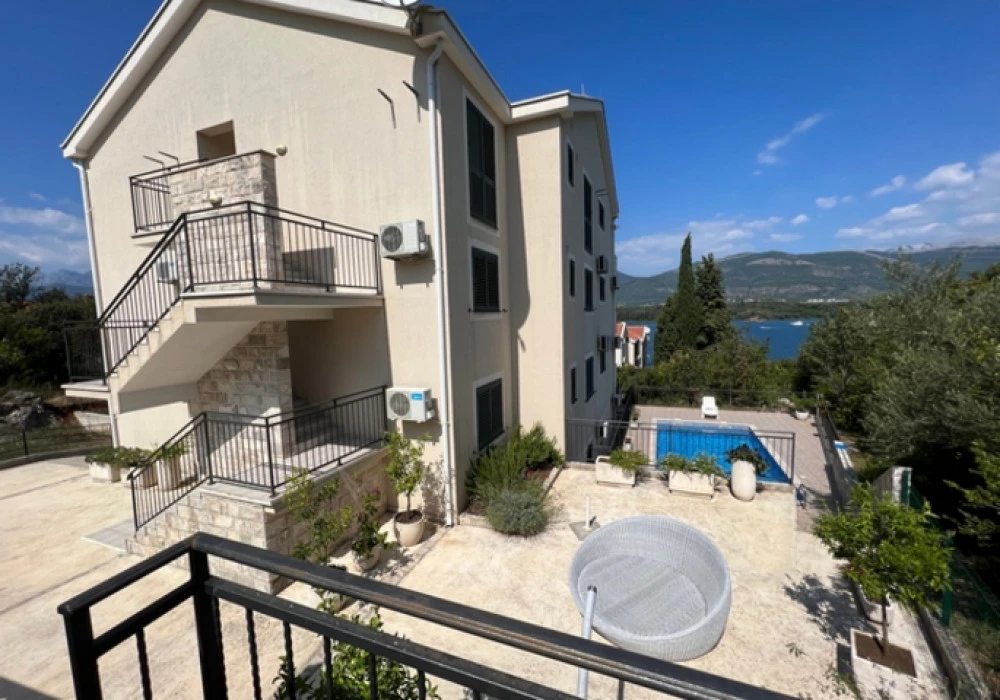 Apartments for sale 2 rooms, 98 m². Tivat. 