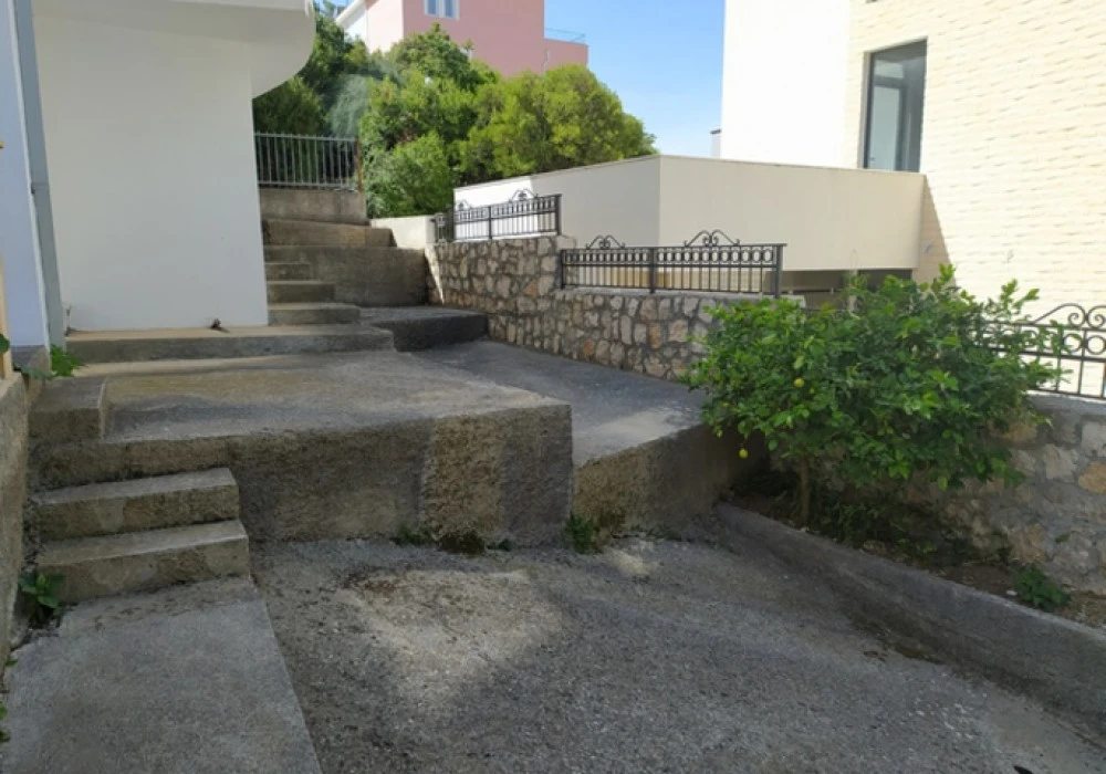 House for sale 3 rooms, 150 m². Uteha. 