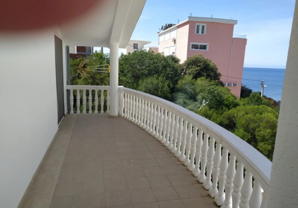 House for sale 3 rooms, 150 m². Uteha. 