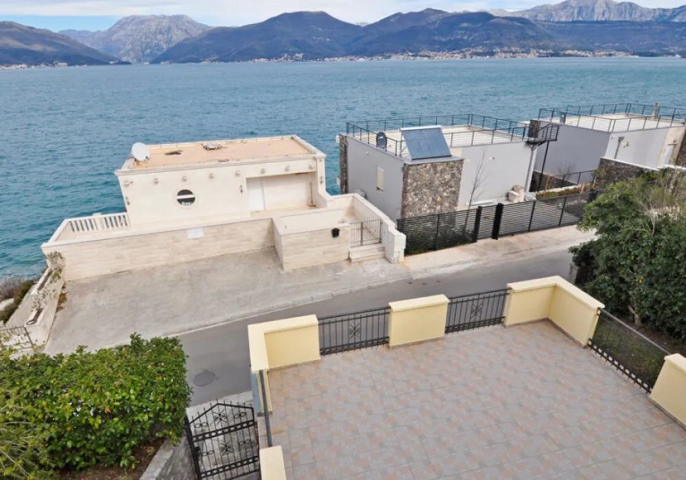 House for sale 4 rooms, 187 m². Tivat. 