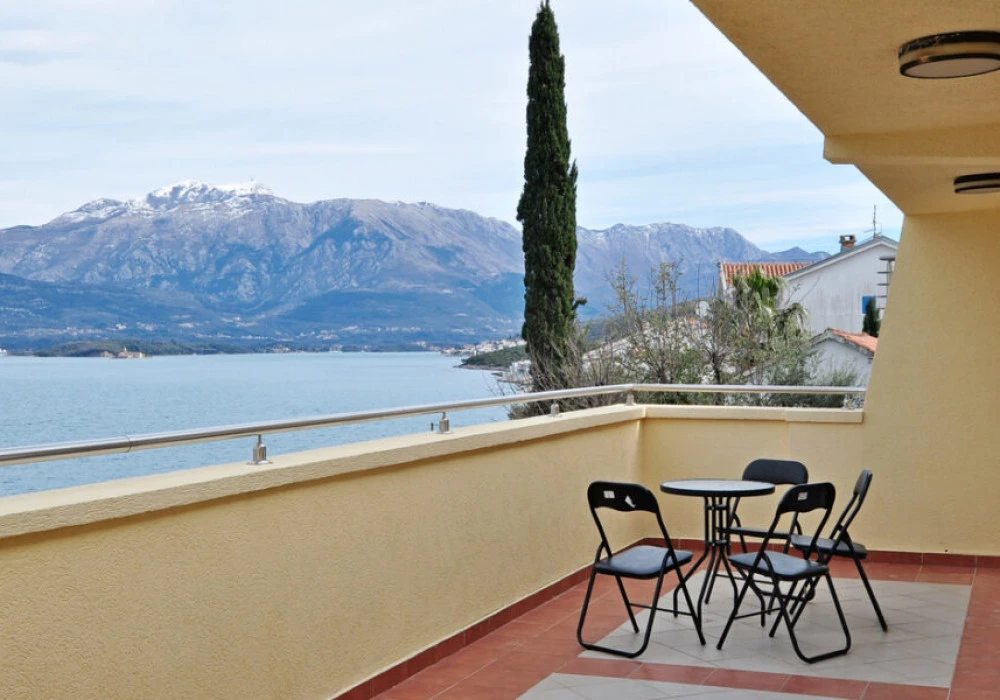 House for sale 4 rooms, 187 m². Tivat. 