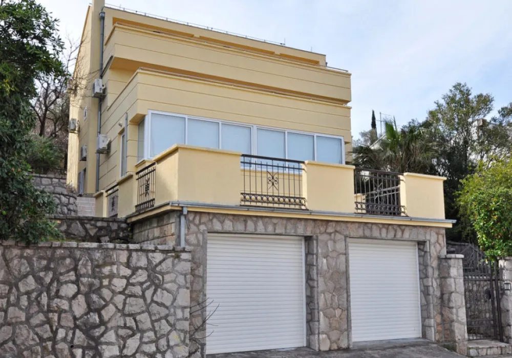 House for sale 4 rooms, 187 m². Tivat. 