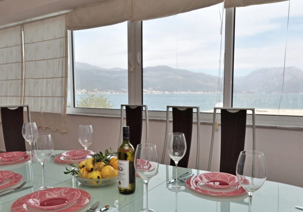 House for sale 4 rooms, 187 m². Tivat. 