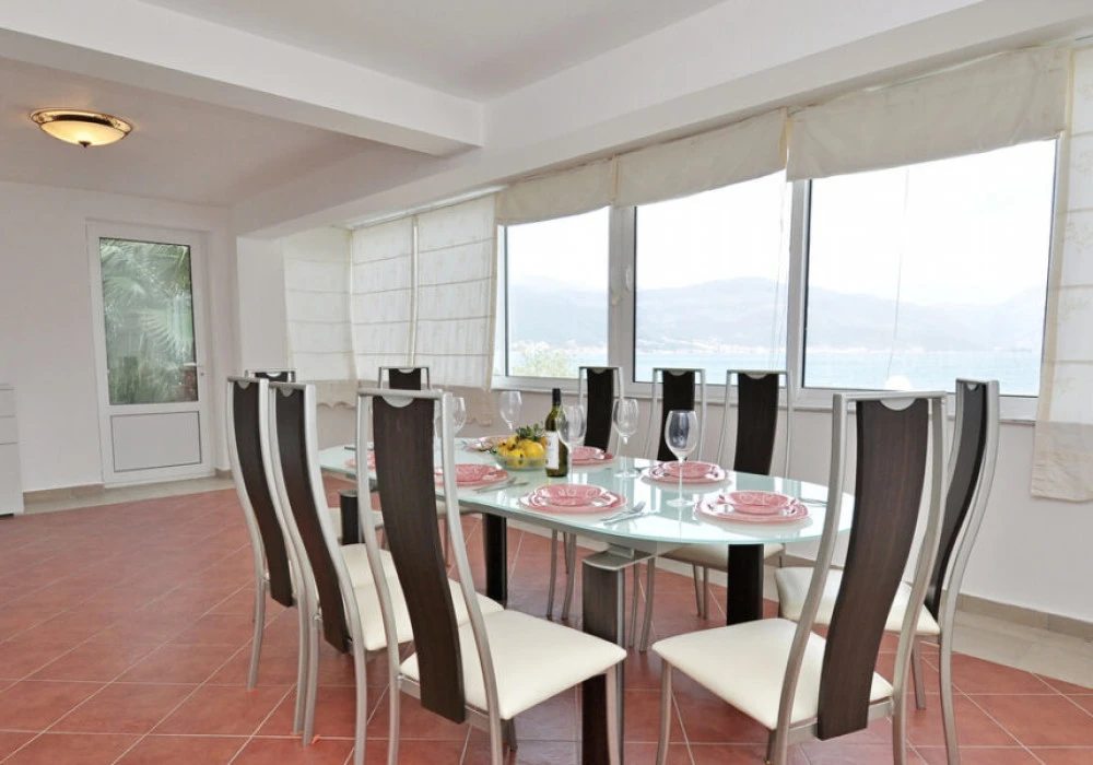 House for sale 4 rooms, 187 m². Tivat. 