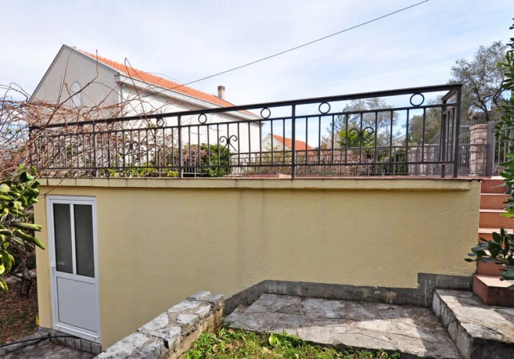 House for sale 4 rooms, 187 m². Tivat. 