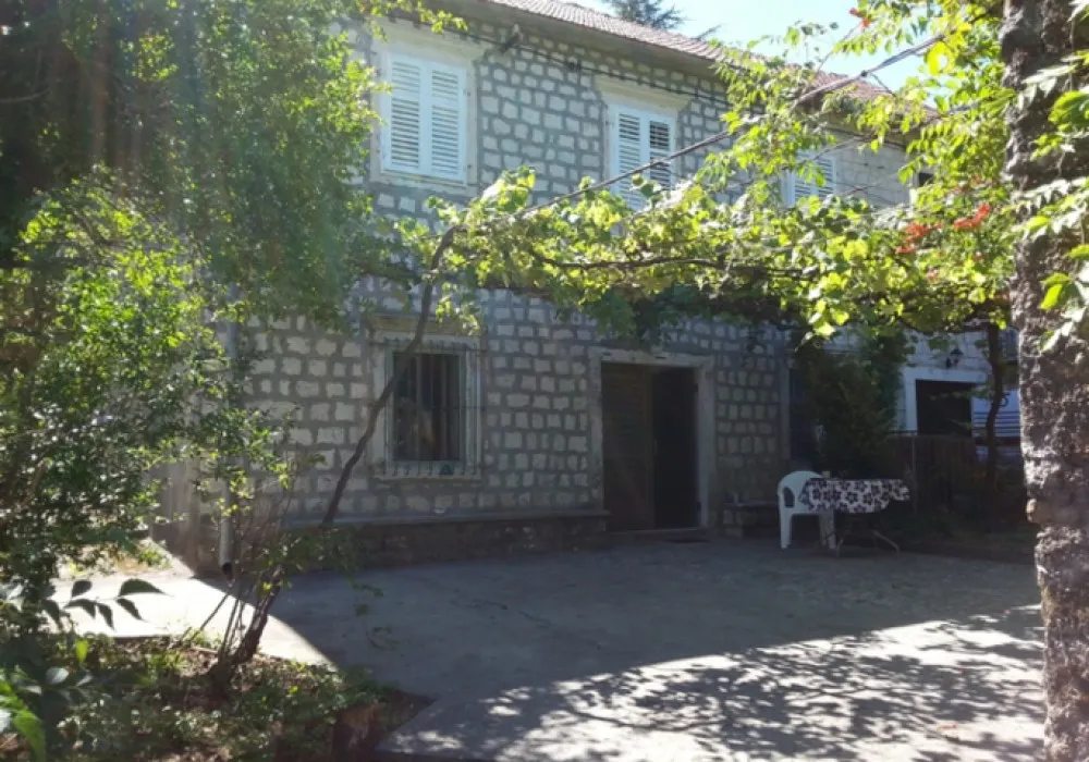 House for sale 4 rooms, 150 m². Dobrota. 