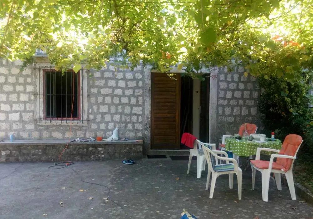 House for sale 4 rooms, 150 m². Dobrota. 