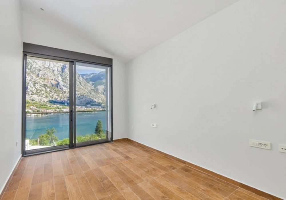 Kuća na prodaju 4 собе, 456 m². Prcanj. 