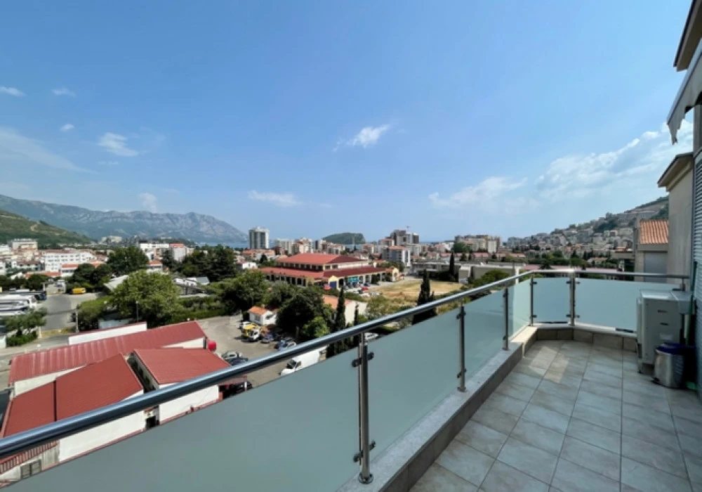 Apartments for sale 3 rooms, 179 m². Budva. 