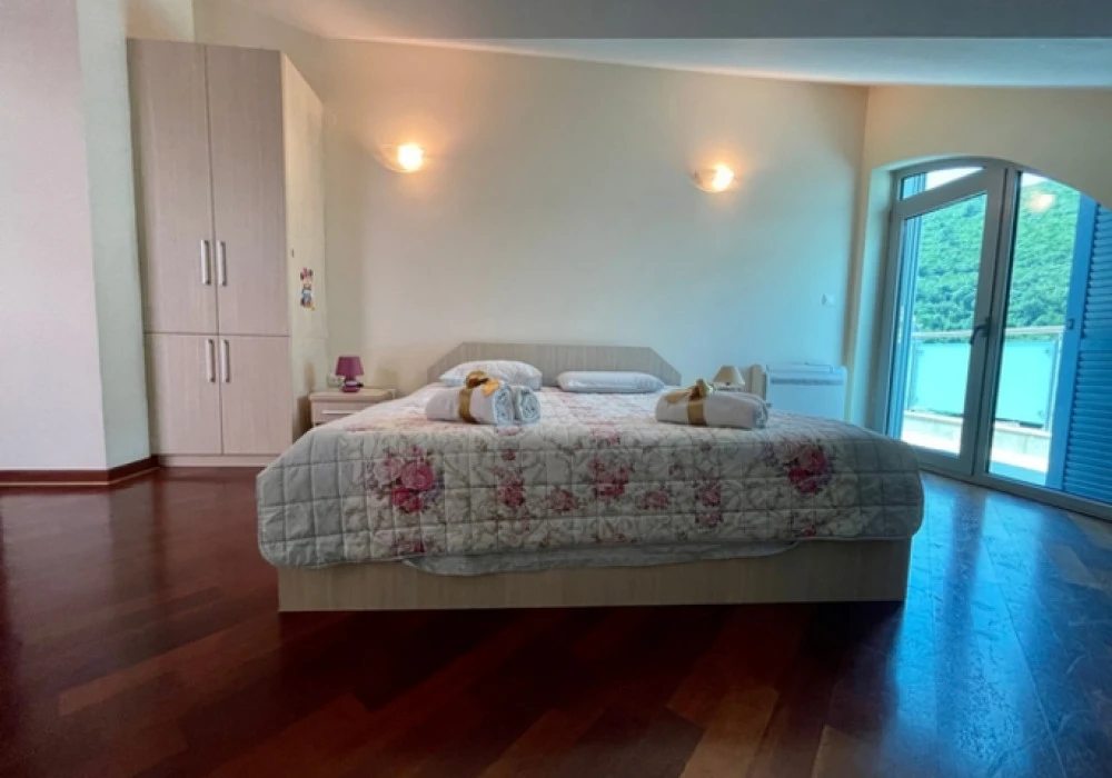 Apartments for sale 3 rooms, 179 m². Budva. 