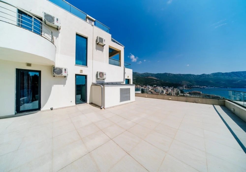 Apartments for sale 3 rooms, 257 m². Budva. 