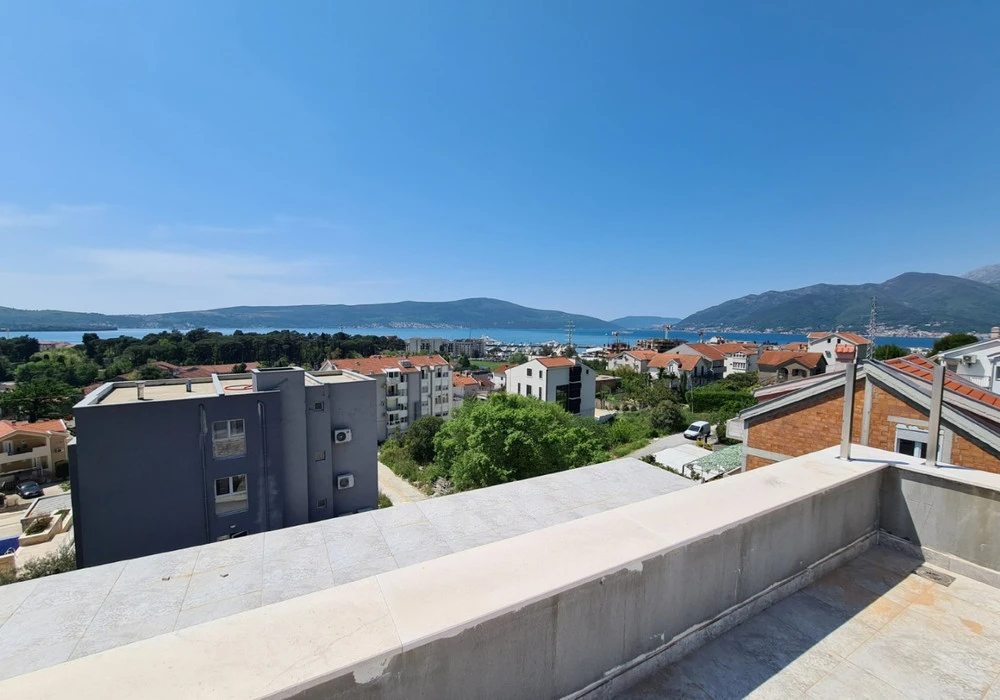 Stan na prodaju 2 собе, 230 m². Tivat. 